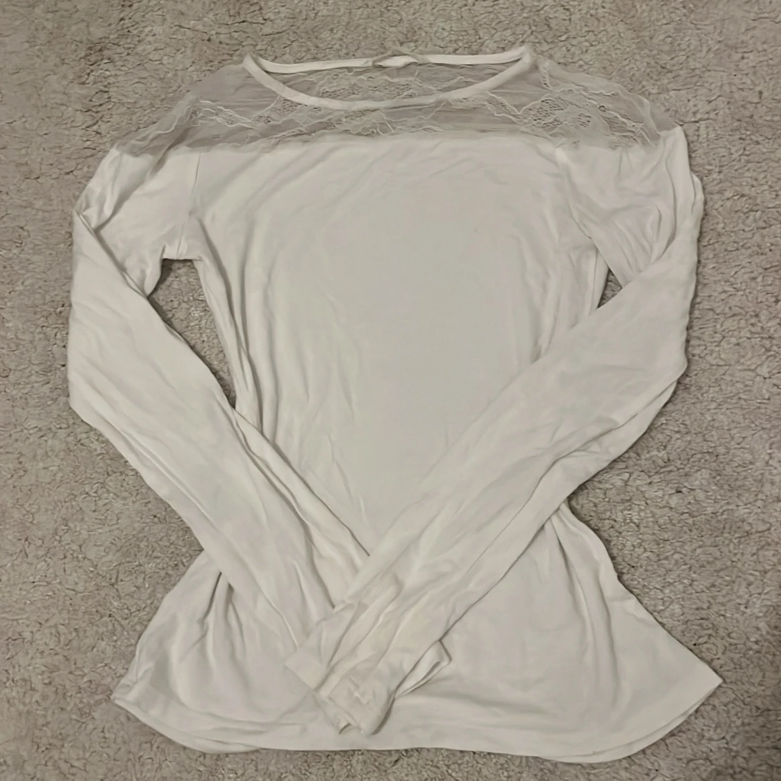 Vit långärmad topp med spetsdetalj