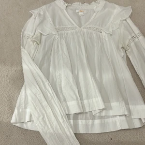 Vit blus - Super söt vit blus från Gina tricot!! Blusen är i storlek 164 och motsvarar storlek Xs och S, använd 2 gånger. 