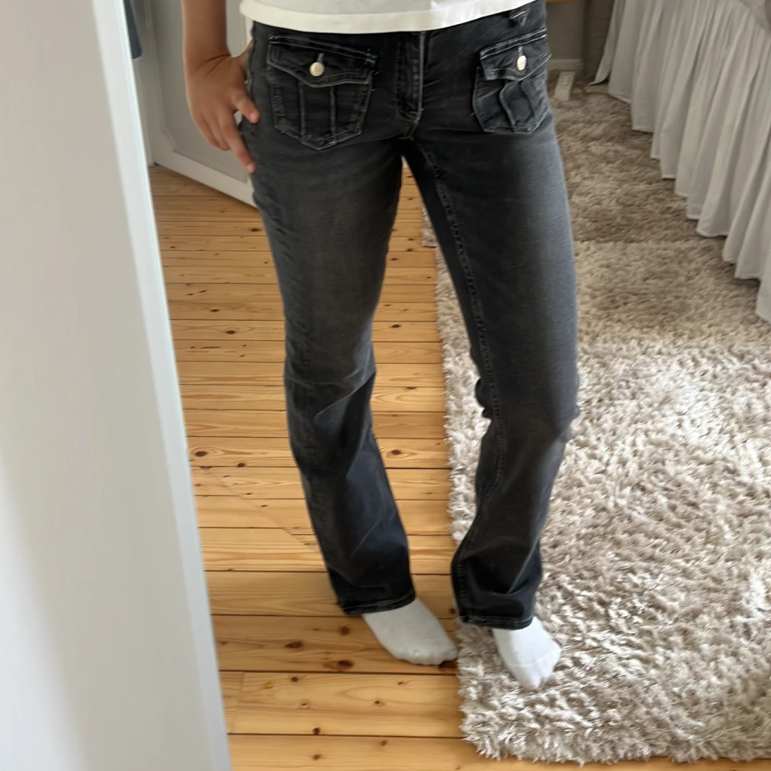 Svarta bootcut jeans med fickdetaljer - 1