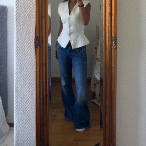 Weekday Jeans - Säljer dessa weekday jeans. Har ett hål längst ner vid ena benet precis vid sömmen❤️passar mig som är 162cm