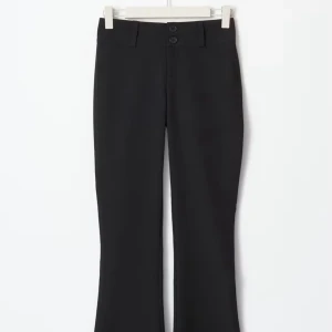 Svarta bootcut kostymbyxor - Snygga svarta kostymbyxor med bootcut-snitt och midjehöjd midja. Byxorna har två knappar framtill, bälteshällor och fickor bak med knappdetalj. 