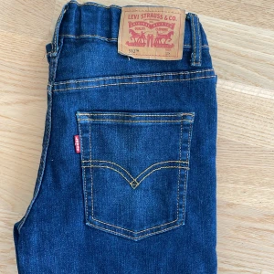 Mörkblå Levi’s Jeans - Säljer dessa feta mörkblå Levi’s jeans då dom inte passar längre. Storlek 12A/152 och modellen slim taper. Pris kan diskuteras och ställ vänligen frågor om det behövs🔥👀✌️