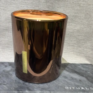 Nytt! LOVE doftljus från Rituals - The soulful collection LOVE doftljus från Rituals i en snygg kopparfärgad glasburk. Ljuset väger 290g och har en lyxig känsla med elegant design. Perfekt för att skapa mysig stämning och sprida en härlig doft i rummet. Kommer i en reflekterande, metallisk behållare. Slutsåld limited edition så passa på!