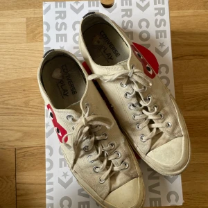 Converse x Comme des Garçons Play sneakers - Skår från converse x cdg, och skolådan. Skorna är lite smutsiga men det går att tvätta bort