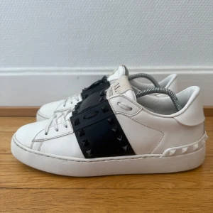 Valentino rockstud sneakers - Säljer nu dessa fina valentino skor | Super fint skick | Storlek 39 | Kvitto ingår som intygar äktheten | Hör gärna av er vid frågor eller funderingar 