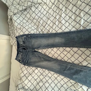 Miss Me blå jeans med paljettdetaljer nyköpta för 3000kr - Snygga blå jeans från Miss Me med coola paljettdetaljer och broderier på bakfickorna. Jeansen har kontrastsömmar, klassisk femficksdesign och normal passform. Perfekta för dig som vill sticka ut lite extra med dina jeans!