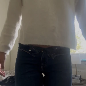 Blå jeans - Säljer ett par klassiska blå  jeans med bootcut. Jeansen har normal passform över låren och vida ben nertill. De är ganska high waiste men jag viker ofta ner dem. Dem är lite slitna vid fötterna då jag gått på dem lite.