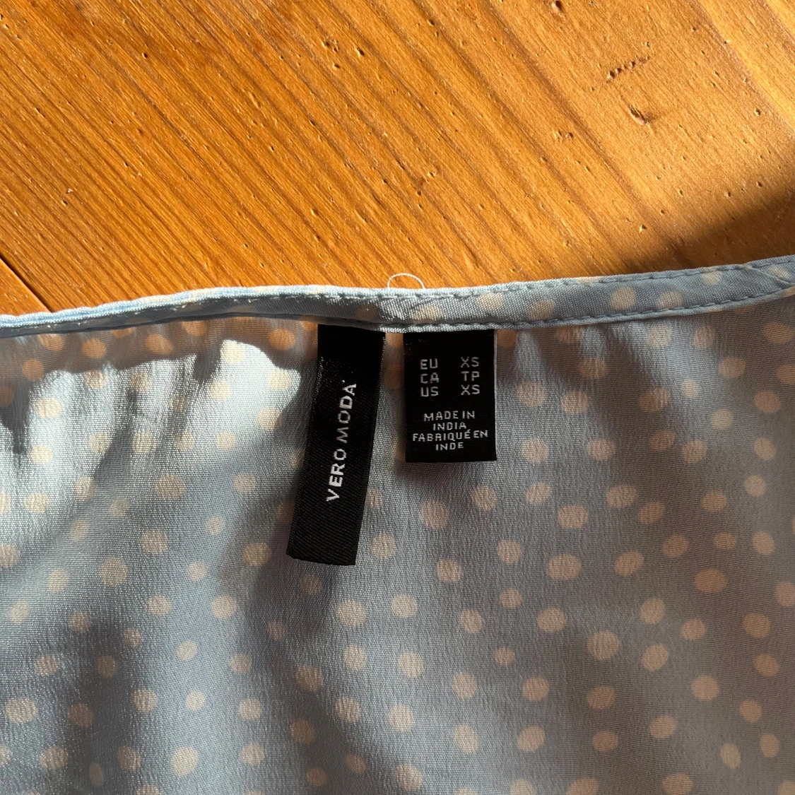 Ljusblå prickig omlottklänning Vero Moda - 3