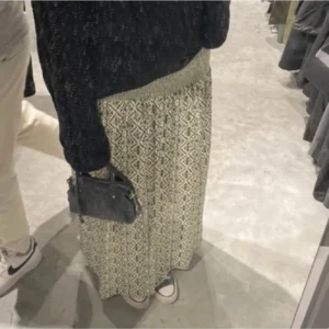 Grön mönstrad långkjol - Fin långkjol från zara som inte längre säljs . Använd fåtal gånger💞 inga defekter som fläckar. (Lånad första bild. Passar xs-m 