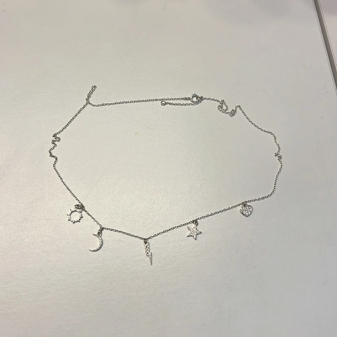 Silverhalsband med berlocker