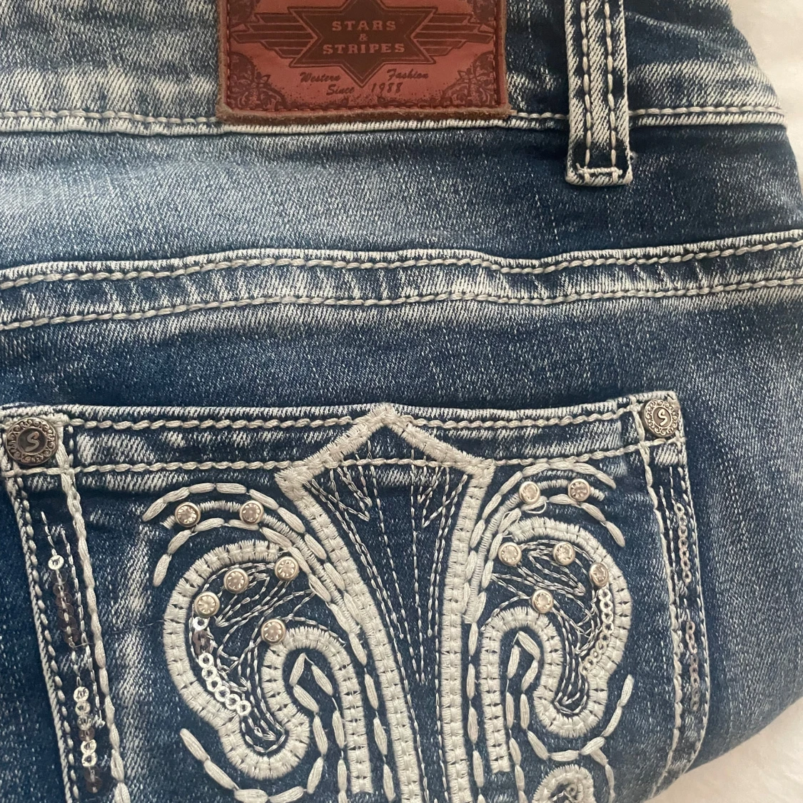 Stars & Stripes jeans med broderad ficka