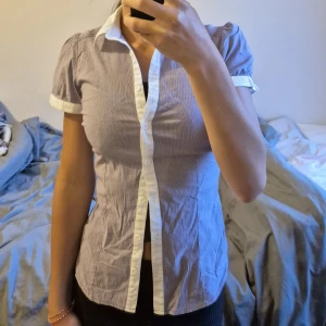 Randig kortärmad skjorta med vit kant - Köpt från hm. Passar sååå fint på. Passar storlek xs och s. 