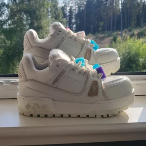 Vita lv maxis  - Vita lv sneakers maxi i bra skick lite smutsig på skorna och sulan skriv för mera information har en liten skada jag skickar bild på