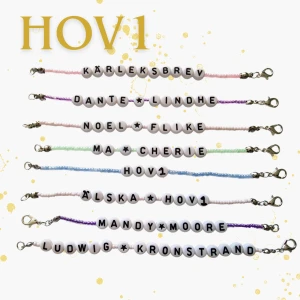 HOV1 pärlarmband 8 stycken  - Säljer 8 handgjorda armband med HOV1-tema i olika färger. Armbanden har vita bokstavspärlor med svarta bokstäver och olika texter som till exempel 'KÄRLEKSBREV', 'HOV1', DANTE LINDHE med flera. Färgglada pärlor i bland annat rosa, blått, grönt och lila, samt metallspänne. Perfekt accessoar för fans! Passa på att se mina andra annonser och passa på att köpa fler saker samtidigt och få rabatt!                                           Obs! Jag kommer ej acceptera prutande. 180 kr är ett fast pris.