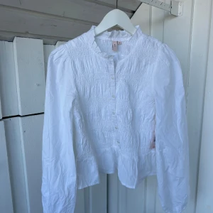 blus - helt ny blus från nelly! Helt oanvänd då jag råkat beställa 2 lika dana🤍