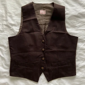 Vintage kostymväst - Så söt vintage väst, perfekt att ha som topp 🤎❤️‍🔥Sååå snyggt till kostymbyxor och lite guldkedjor, eller lager på lager med en tröja under! Storlek S, som en 36-38 🍓Vintage skick så gammal men hel och ren, inga hål eller fläckar! 🍋