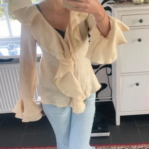 Hm blus  - Gul/beige blus från hm i storlek S.
