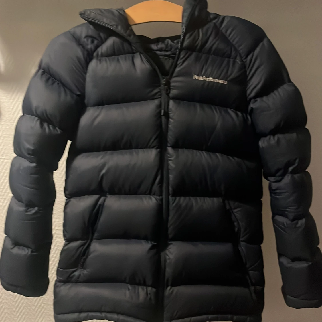 Mörk blå dunjacka Peak Performance