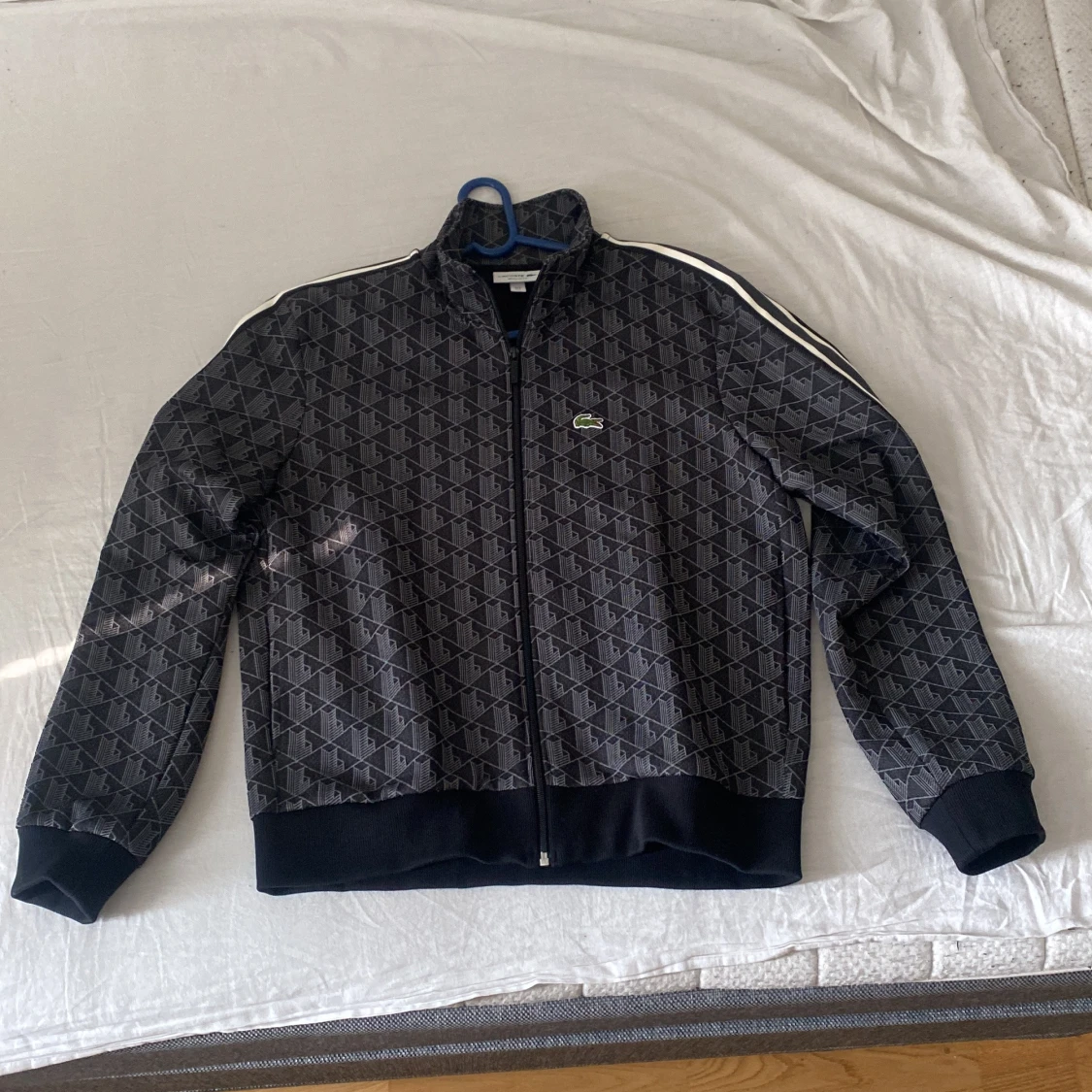 Svart mönstrad track jacket från Lacoste
