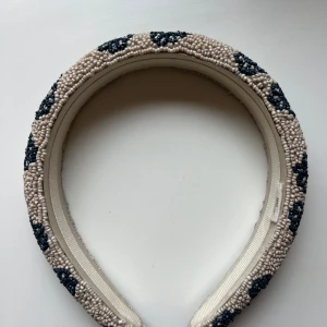 Becksöndergaard diadem - Jättefint diadem från Becksöndergaard som inte kommer till användning💘