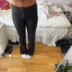 Svarta wide kostymbyxor Madlady - Säljer ett par svarta kostymbyxor från Madlady i modellen wide. Byxorna har låg midja, raka ben med extra vidd och klassiska fickor bak. Perfekta för dig som gillar en stilren och trendig look. Materialet är mjukt och följsamt. Jag är 170 som referens. 650kr nypris 