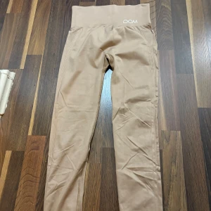 Beige leggings från Drop of Mindfulness -  Beiga leggings ifrån drop of Mindfulness Som aldrig använts. Köpta för 350kr men inte används pga att jag inte gillade färgen så mycket.