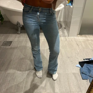 Ljusblå bootcut jeans från Zara - Säljer ett par ljusblå jeans från Zara med bootcut passform och klassisk femficksdesign. Low waist. Använd ett fåtal gånger