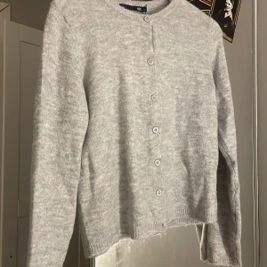 grå stickad kofta - Super söt kofta, perfekt nu till hösten! Så mysigt material och aldrig använd. Köp gärna bundle för mer rabatter! 