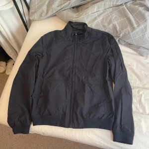 Woolrich windbreaker  - Säljer nu en dubbelsidig Woolrich windbreaker i storlek S, den är riktigt bra skick och kommer också med passande woolrich knappar om någon skulle gå av i framtiden, priset är 1100kr och kan diskuteras vid snabb och enkel affär 
