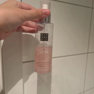 Rituals The Ritual of Sakura Body Spray - Shimmering body spray från Rituals, The Ritual of Sakura. Flaskan är genomskinlig med rosa skimmer och har en vit pump. Doften är inspirerad av ris-mjölk och körsbärsblom. Perfekt för dig som gillar fräscha och blommiga toner.