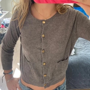 Brun kofta med guldknappar - Säljer en brun, croppad kofta med rund hals och snygga guldknappar, så fin!! 
