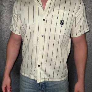 🖤Skjorta New Black🖤 Herr - En skjorta från New Black, använd 3-5 gånger. I fint skick. Stl S. OBS Skiftar lite i gult  