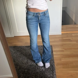 Blå bootcut jeans Gina Tricot 152 - Snygga blå bootcut jeans från Gina Tricot i storlek 152. Aldrig använt 