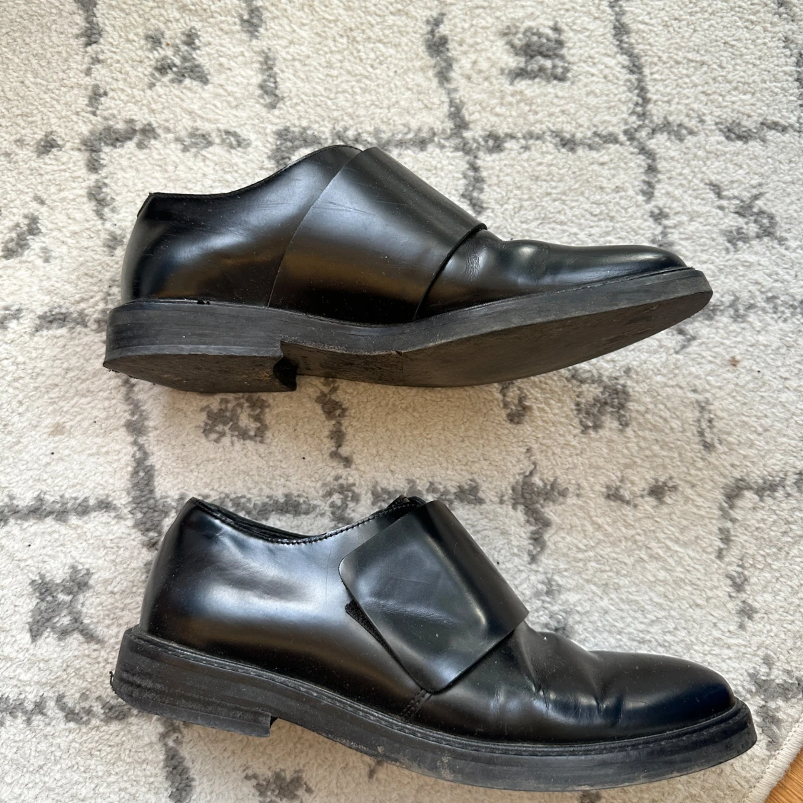 Svarta skinnloafers från COS - 1