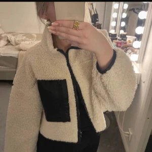 Beige teddyjacka  - Säljer då jag har en ny från hm🫶🏼