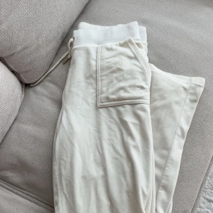 Juicy Couture set - Säljer en klassisk vit Juicy Couture set. Tröja och byxa för 500kr