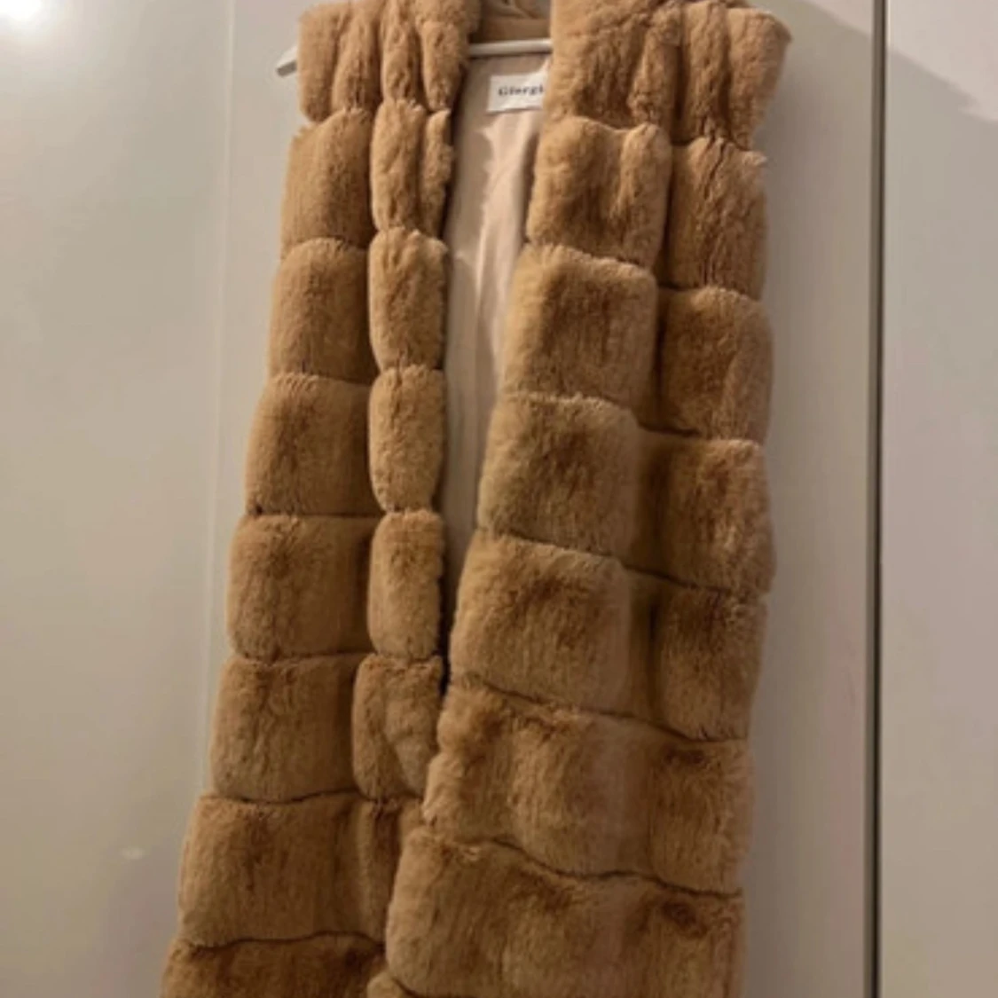 Beige pälsväst i rutor - 1