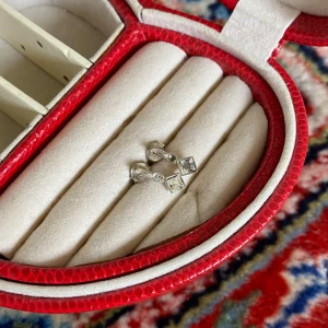 Sterling silver 925 örhängen  - Saknas en sten men annars fint skick 🤍