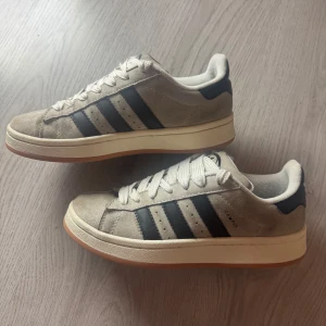 Adidas Campus 00s - Beige - Hej! Säljer mina Adidas Campus 00s eftersom de inte kommer till någon användning längre. De har använts 2 - 4 gånger och är i mycket bra skick!🤗
