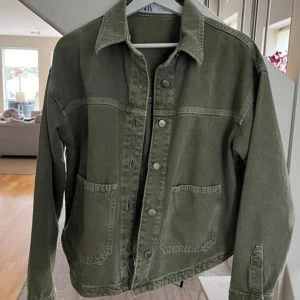 Grön jeansjacka - Säljer denna populära gröna jeansjackan ifrån Zara pga av att den inte kommer till användning!! Jackan har två små hål på vänster arm, kom privat för bild på det!💓💓