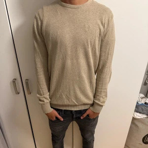 Bruun & Stengade - Snygg beige stickad tröja från Bruun & Stengade i storlek M. Tröjan har rund halsringning, nypris-900 mitt pris-400 nyskick, pris kan diskuteras vid snabba affärer 