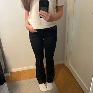Svarta bootcut jeans - Svarta bootcut jeans med stretch från Gina Tricot i storlek 40, använda sparsamt🩷