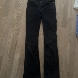 Svarta låga jeans - Svarta jeans i w28 men är tvättade flertals gånger så skulle säga att de är i 27/26. Annars bra kvalite utan slitningar. Midwaist men kan sy om! Andra bilder visar hur de sitter på