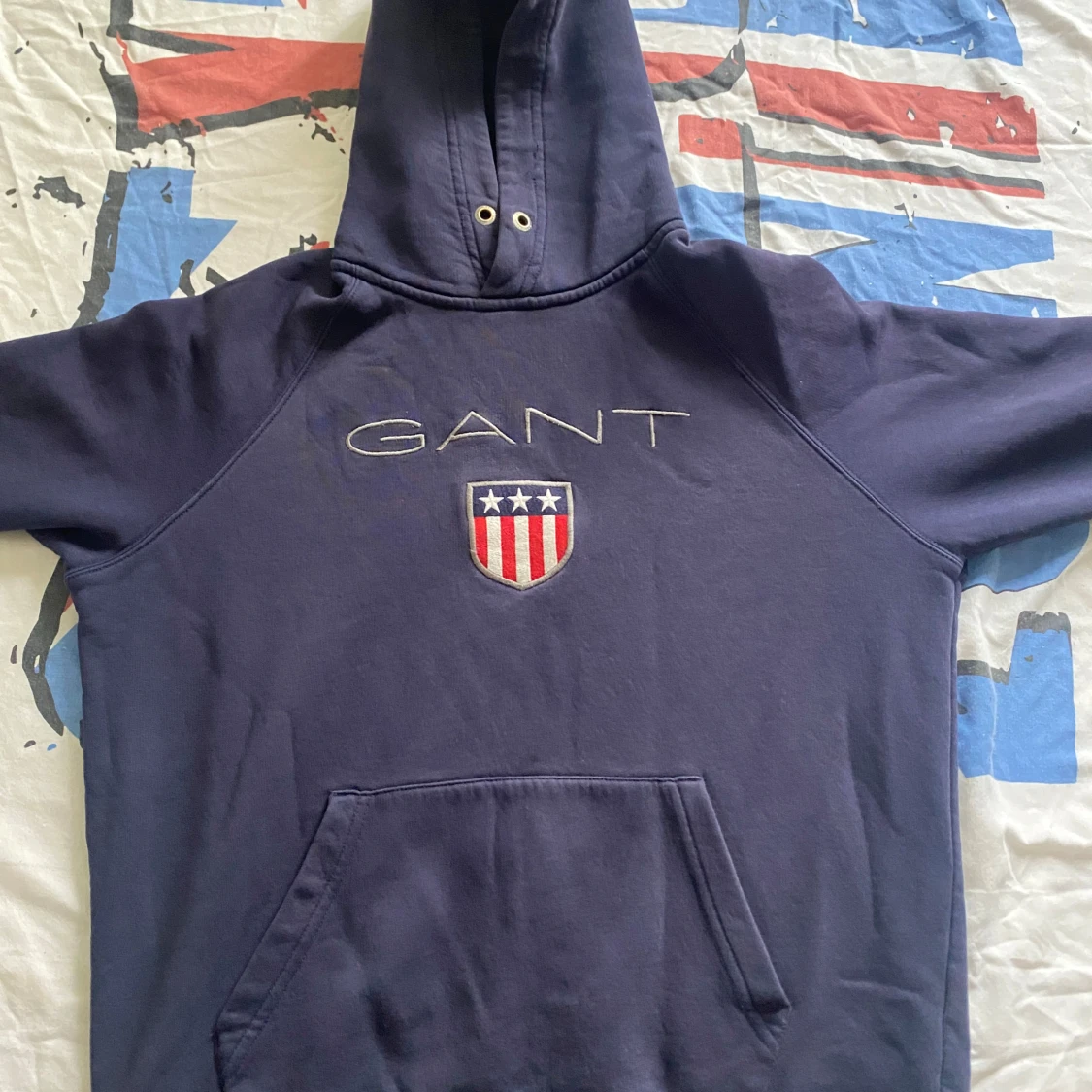 Mörkblå hoodie från GANT med logga - 1