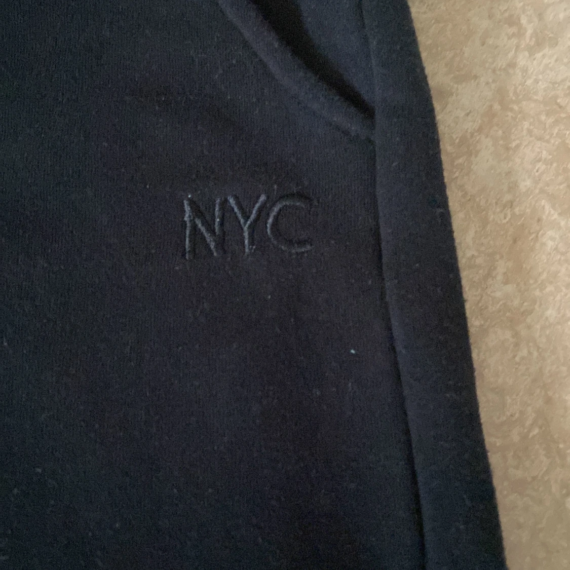 Svarta mjukisbyxor med NYC-brodyr - 1