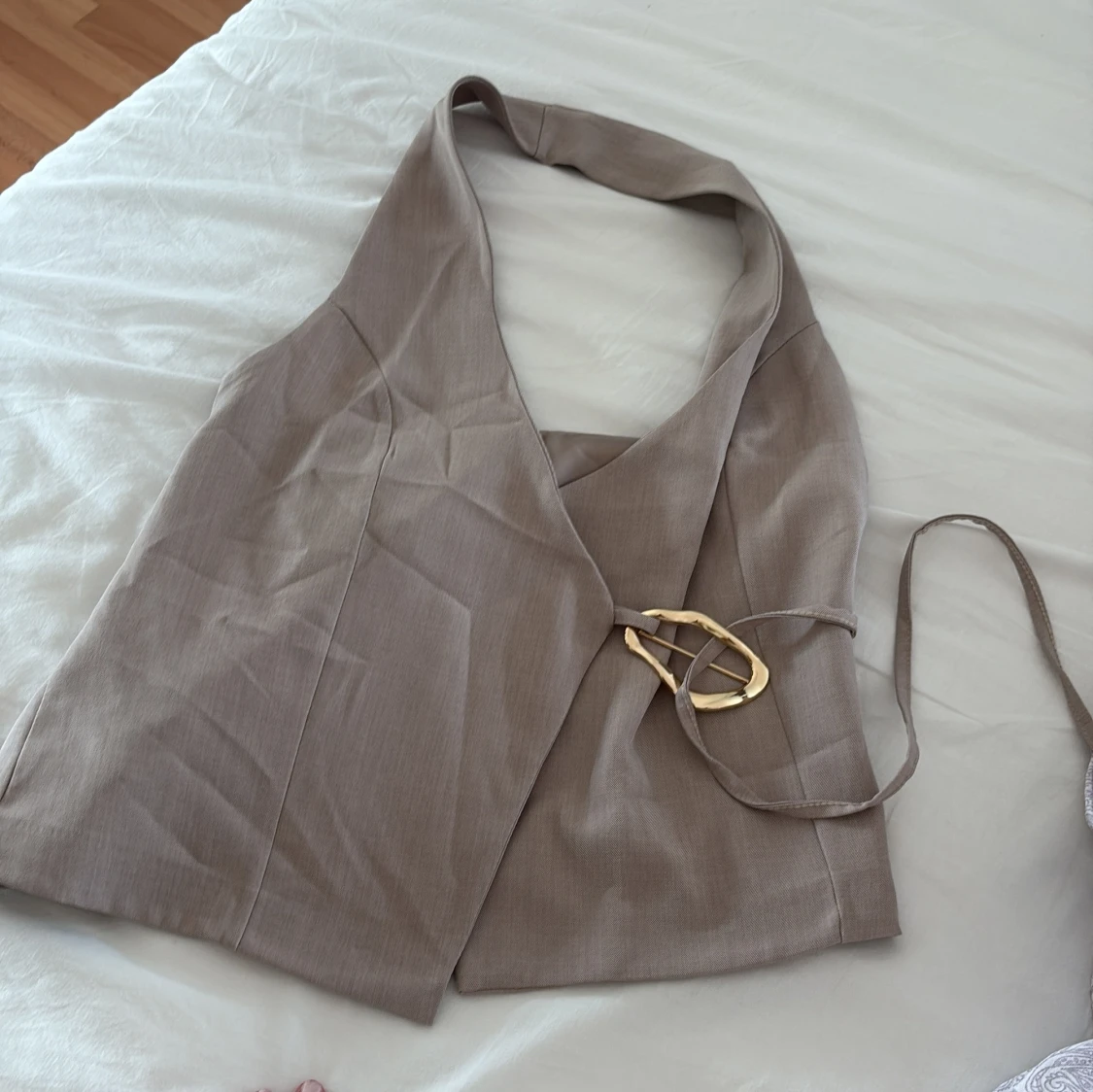 Beige tailored omlottopp från Boohoo - 2