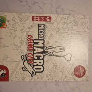 MicroMacro Crime City - Upptäck mysterier och lös brott i denna unika och kreativa bok! Med detaljerade illustrationer och spännande uppdrag är MicroMacro Crime City perfekt för dig som gillar pussel, deckare och att samarbeta med vänner. Helt ny spelad 2 gånger.