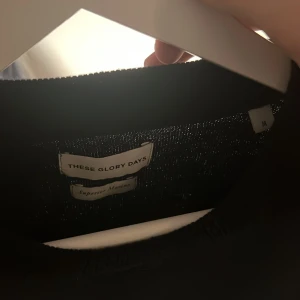 Mörkblå merinoullströja These Glory Days - Mörkblå merinoull tröja från These glory days. Bra skick, lite använd med lite spår av användning. Men inget som syns vid användning. Inga defekter men lite lite nopprigt här och där. Köpte den för nypris 799kr och säljer den för 200kr. Kontakta mig om du har frågor😀