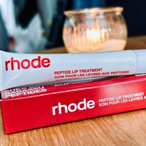 Rhode Peptide Lip treatment ”Strawberry Glaze”! - Rhode Peptide Lip treatment ”Strawberry Glaze”! 10 ml. Oanvänt med kartong.