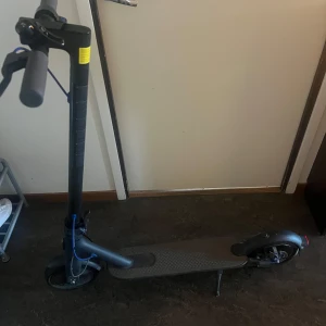 Xiaomi Mi Electric Scooter 3  - Säljer min pålitliga och smidiga Xiaomi Mi El-scooter 3. Medföljer: 2 helt nya punkteringsfria däck.  